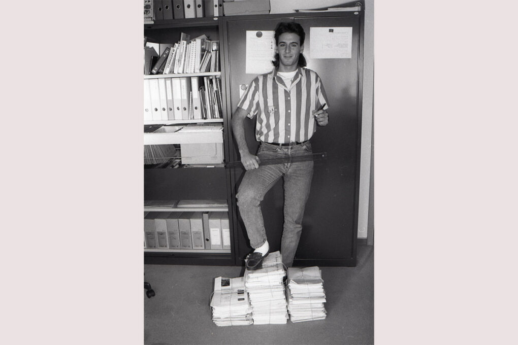 Papierstapel aus Plänen und Lieferfristen