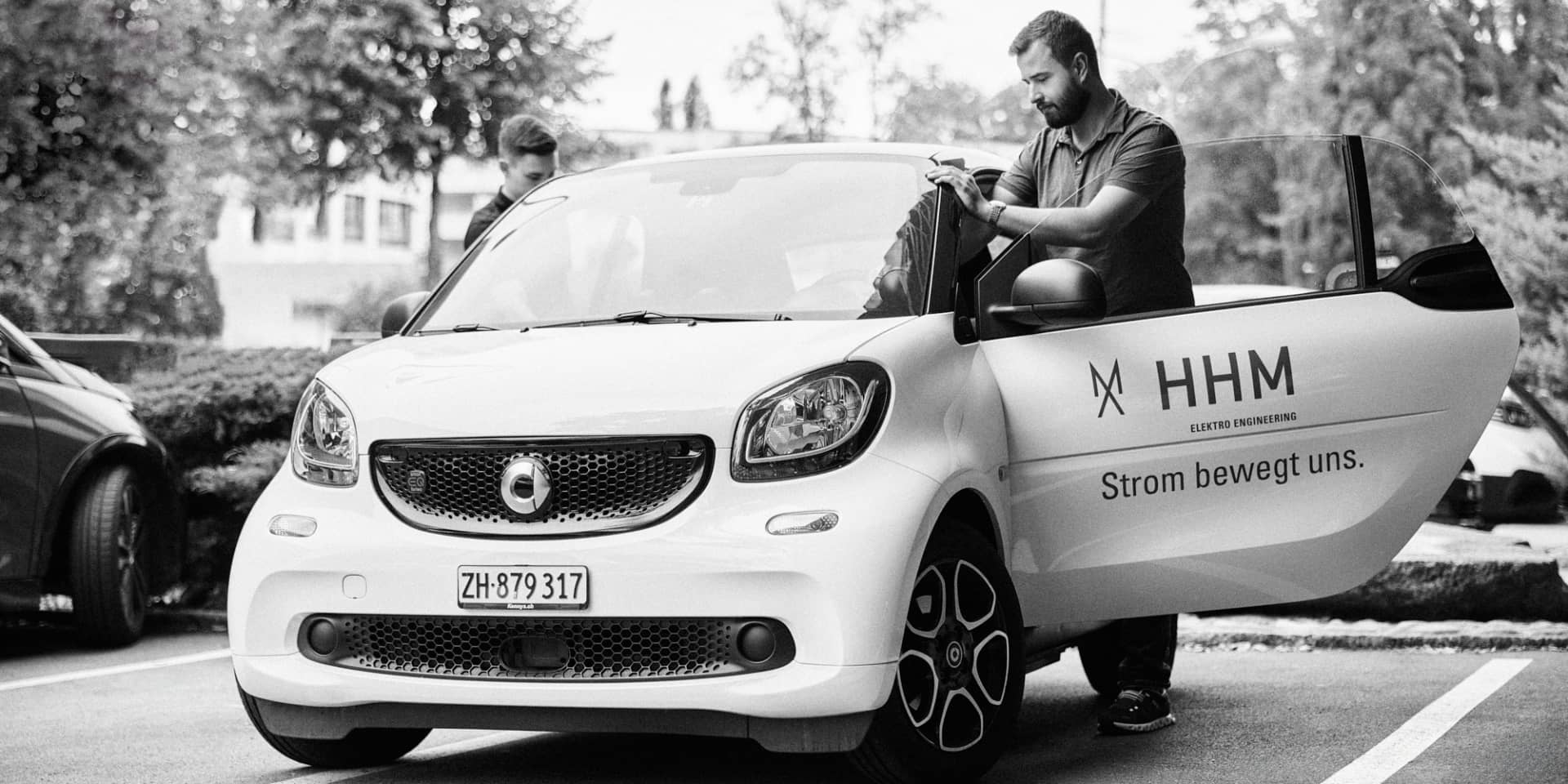 HHM Mitarbeitende unterwegs mit Geschäftsauto.